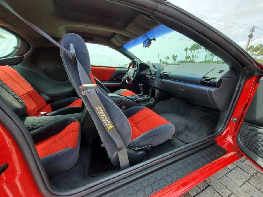 Интерьер Chevrolet Camaro SS (1710) 1996 года  (фото 63 из 101)